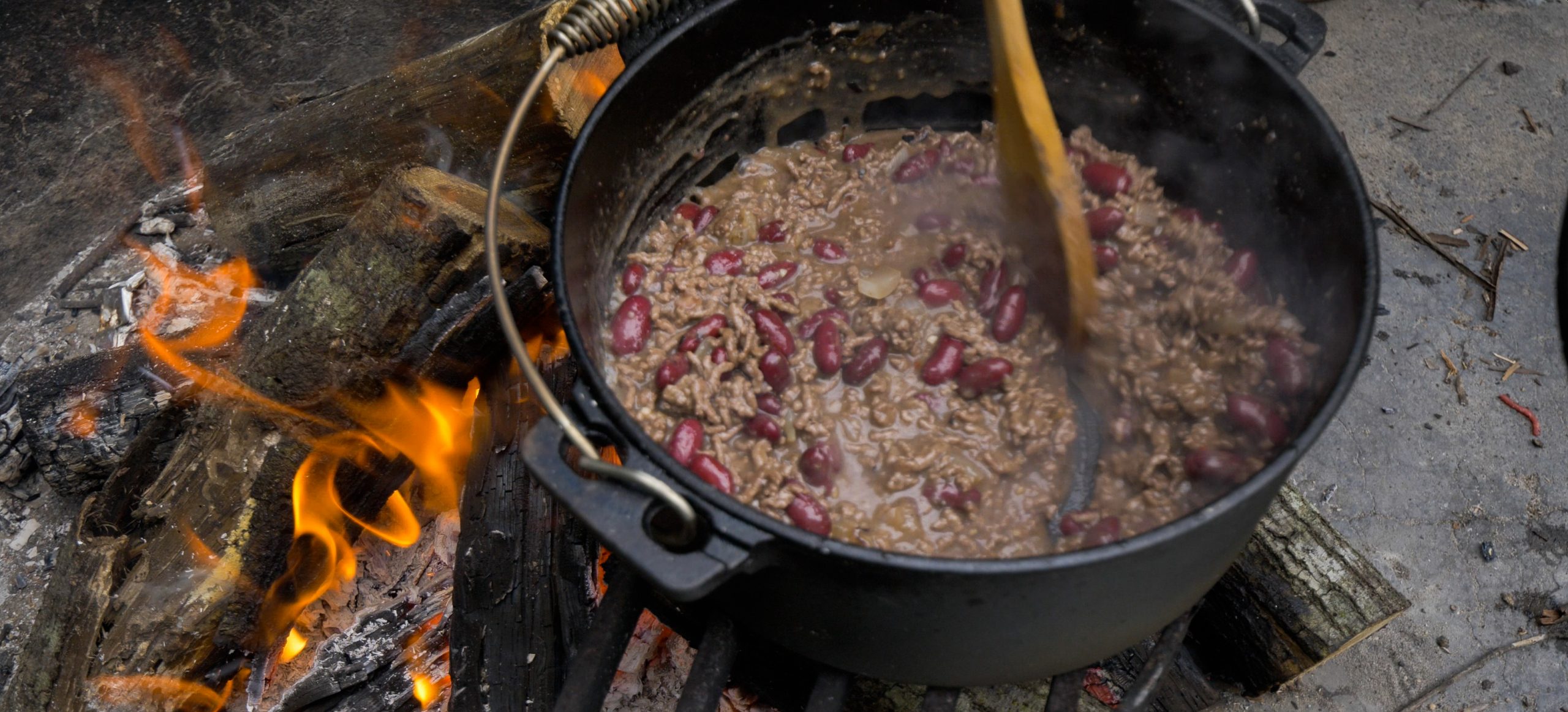 campfire cooking, camp oven chili con carne, camp oven mexican, camp oven cooking, camping mexican, camp oven chili con carne, chili con carne, camping recipe